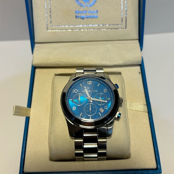 Michael Kors Watch Hunger Stop Oversized Runway Silver-Tone Watch - Picture 4 of 16